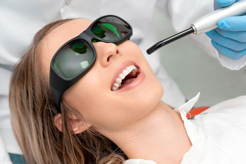 Using a modern method of laser teeth treatment